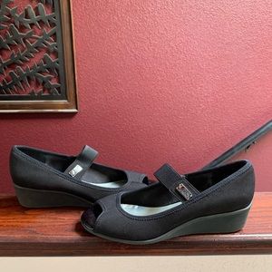 Black aerology cross foot, slip on, wedges.